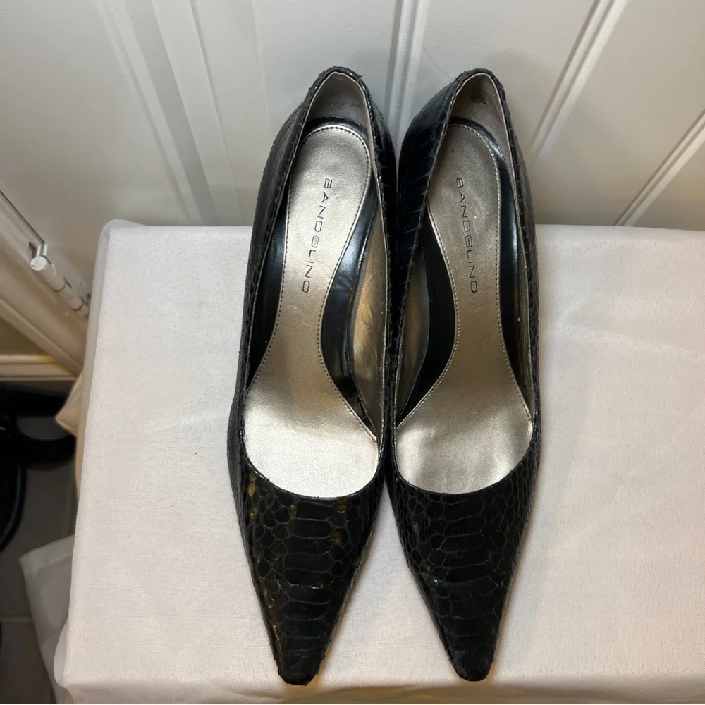 Bandolino Women’s Black Textured Pointy Toe Heels Y2K 8M with 2.5 in‎ heel